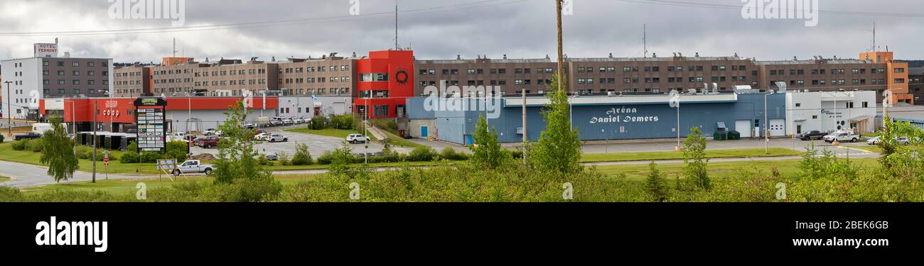 Panorama de la ville minière de Fermont dans la province de Québec dans la région de Côte-Nord au Canada avec mur écran (le pare-brise) par Maurice Desnoyers et Norbert Sch Banque D'Images