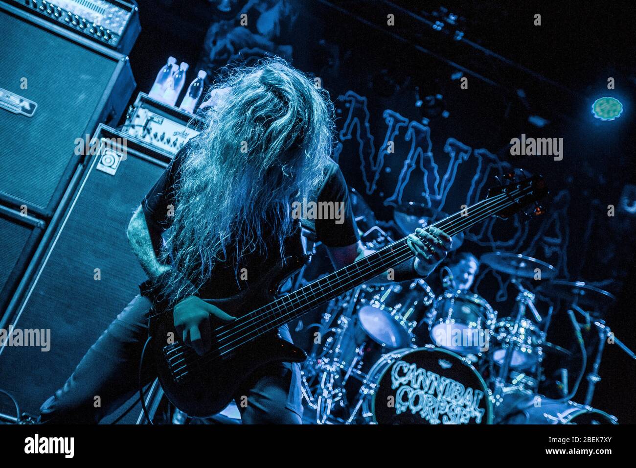 Kolding, Danemark. 15 février 2018. Le groupe américain de métal mort Cannibal Corpse exécute un concert en direct à Godset à Kolding. Ici, le bassiste Alex Webster est vu en direct sur scène. (Crédit photo: Gonzales photo - Lasse Lagoni). Banque D'Images