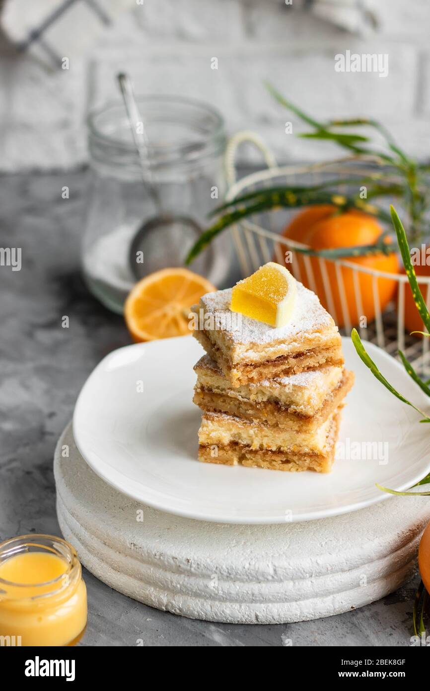 Barres de citron maison sur la pâte de four. Dessert léger au citron d'été. Banque D'Images