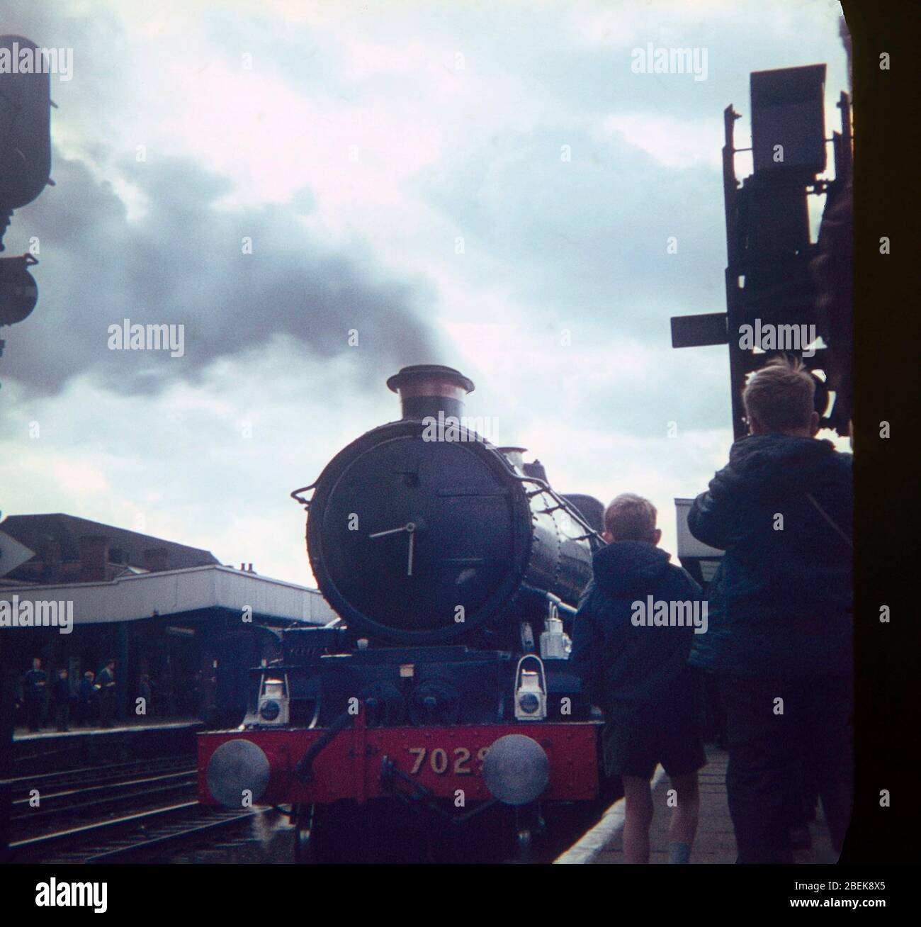 1967, les amateurs de chemins de fer regardaient les trains à vapeur de la ligne principale, Doncaster, nord de l'Angleterre, Royaume-Uni Banque D'Images