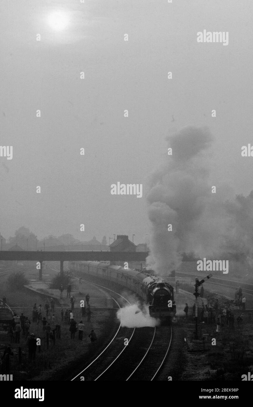 1976, les amateurs de chemins de fer regardaient les trains à vapeur de la ligne principale, Edale, nord de l'Angleterre, Royaume-Uni Banque D'Images