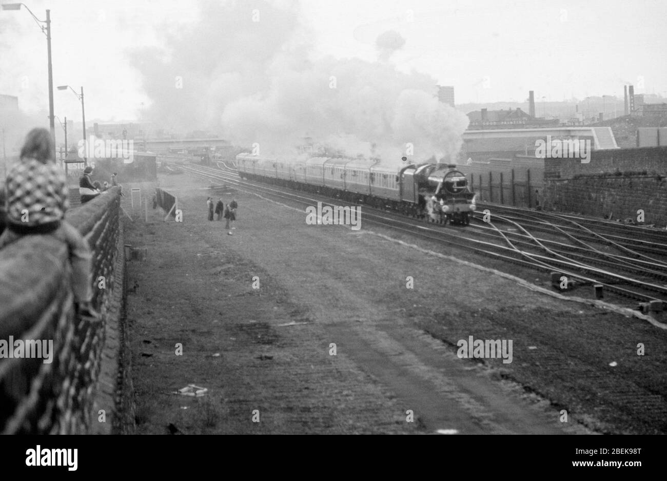 1976, les amateurs de chemins de fer regardaient les trains à vapeur de la ligne principale, Leeds, Angleterre du Nord, Royaume-Uni Banque D'Images