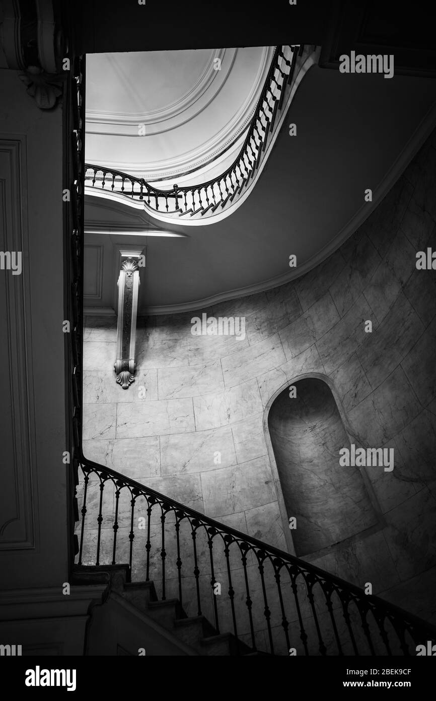 escalier dans l'ancien bâtiment, noir et blanc Banque D'Images