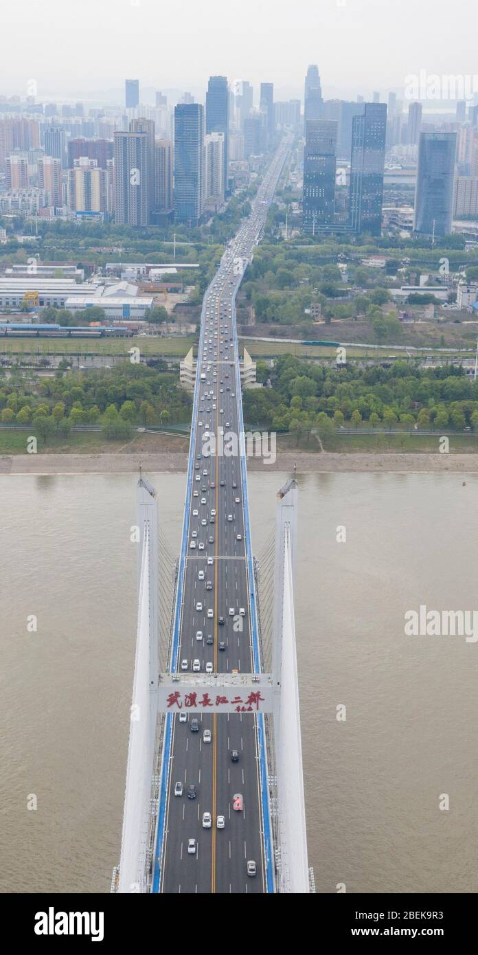Wuhan. 14 avril 2020. La photo aérienne prise le 14 avril 2020 montre des véhicules qui passent sur le deuxième pont de la rivière Yangtze à Wuhan, capitale de la province de Hubei en Chine centrale. À mesure que l'épidémie de coronavirus s'estomre, il y a de plus en plus de véhicules sur la route à Wuhan et le trafic revient à la normale. Crédit: CAI Yang/Xinhua/Alay Live News Banque D'Images