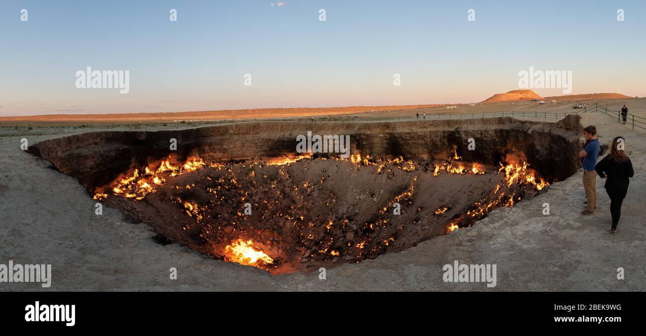 Photos panoramiques du cratère de Darvasa, également connu sous le nom de Doorway to Hell, le cratère à gaz flamboyants à Darvaza (Darvasa), Turkménistan Banque D'Images