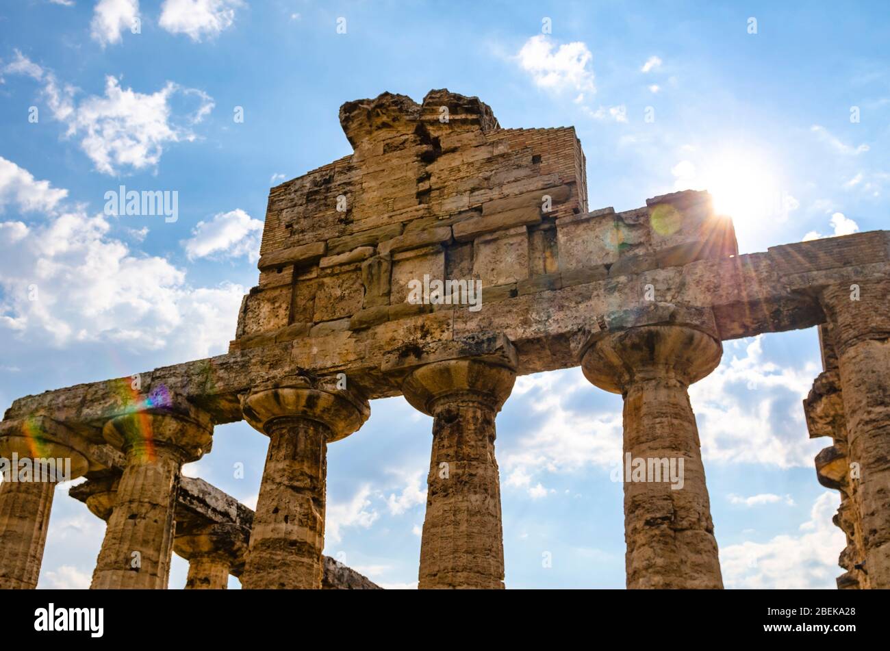 Rayon de soleil à travers les colonnes du Temple d'Athena 500 BC. Site archéologique de Paestum, Italie Banque D'Images