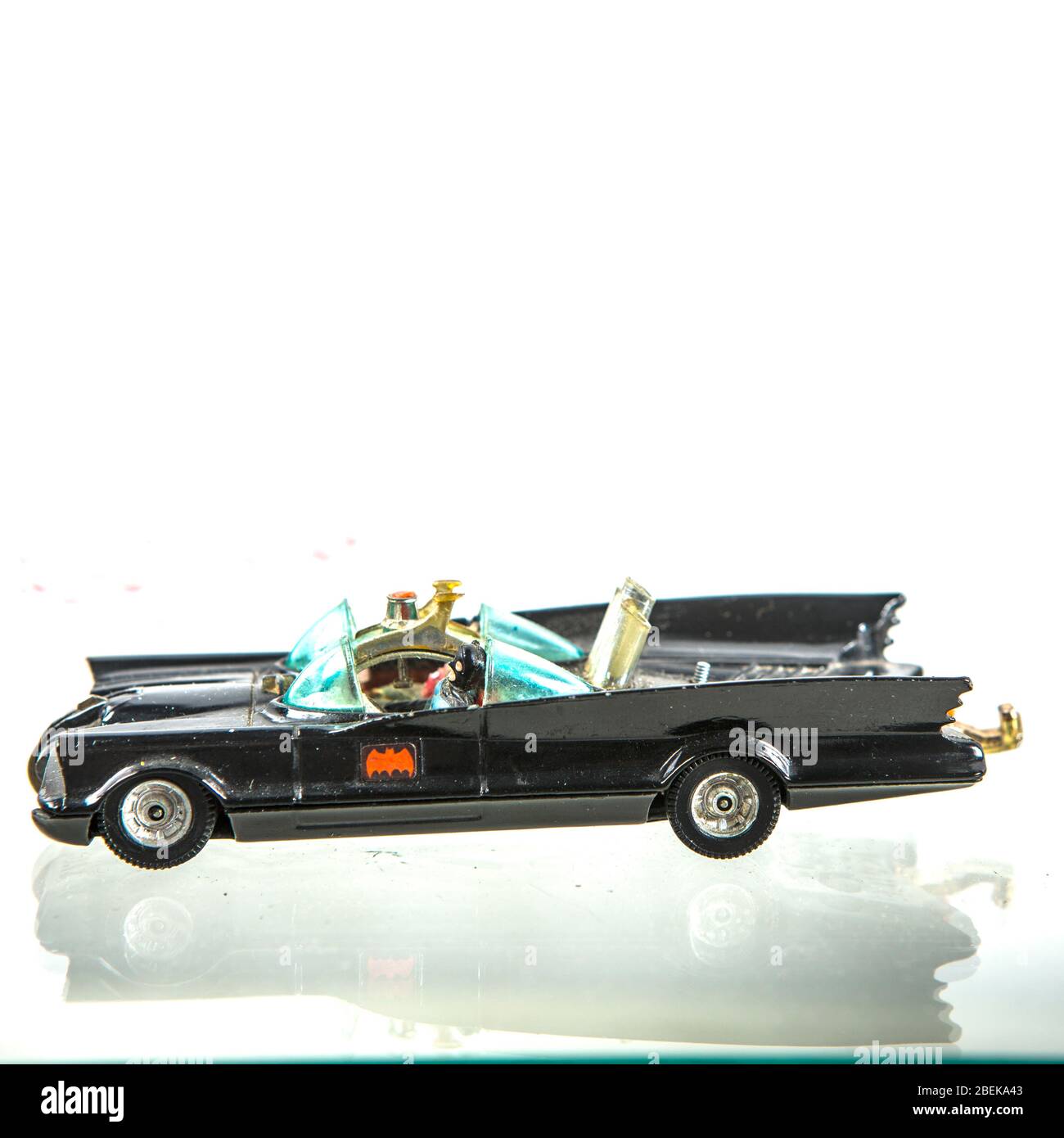 Modell des Batmobile von Corgi Toys mit Batman und Robin Banque D'Images