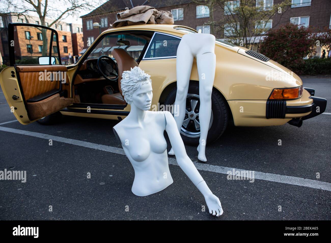 Porsche 911 BJ. 1977 dans seltenem Gelb. Davor eine zerlegte Schaufensterpuppe Banque D'Images