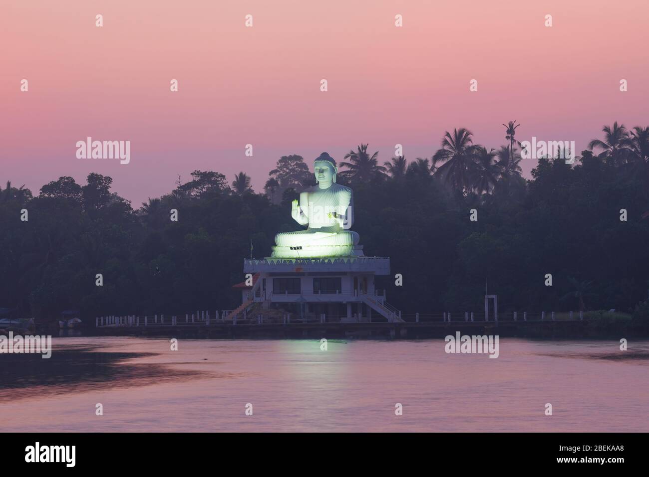 Vue sur la sculpture d'un Bouddha assis dans le temple bouddhiste Udakotuwa Temple en début de matinée. Bentota, Sri Lanka. Banque D'Images