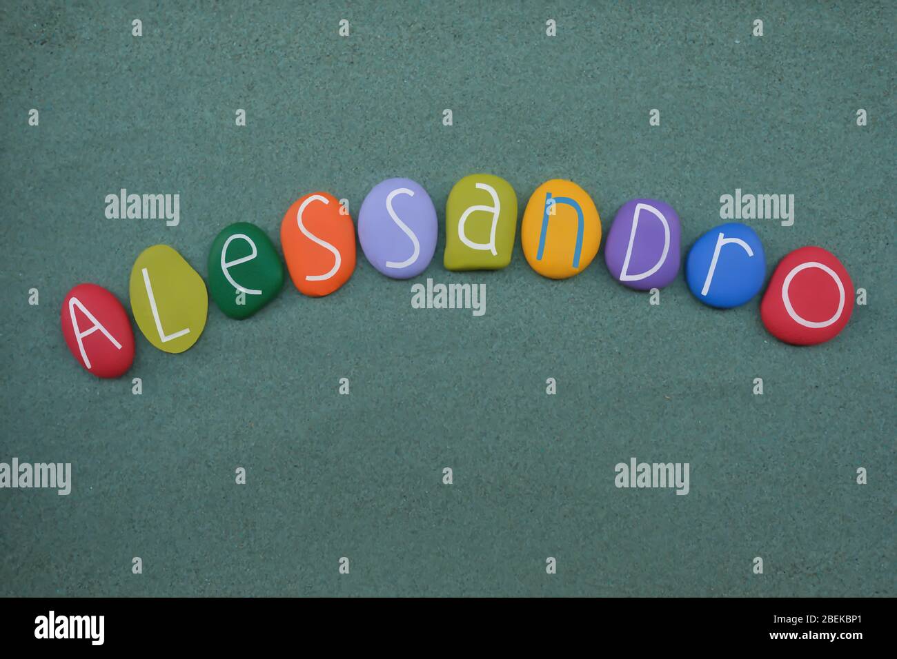 Alessandro, homme prénom composé de lettres de pierre multicolores sur  sable vert Photo Stock - Alamy