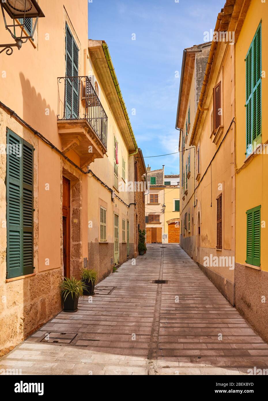 Rue étroite vide dans la vieille ville d'Alcudia, Majorque, Espagne. Banque D'Images