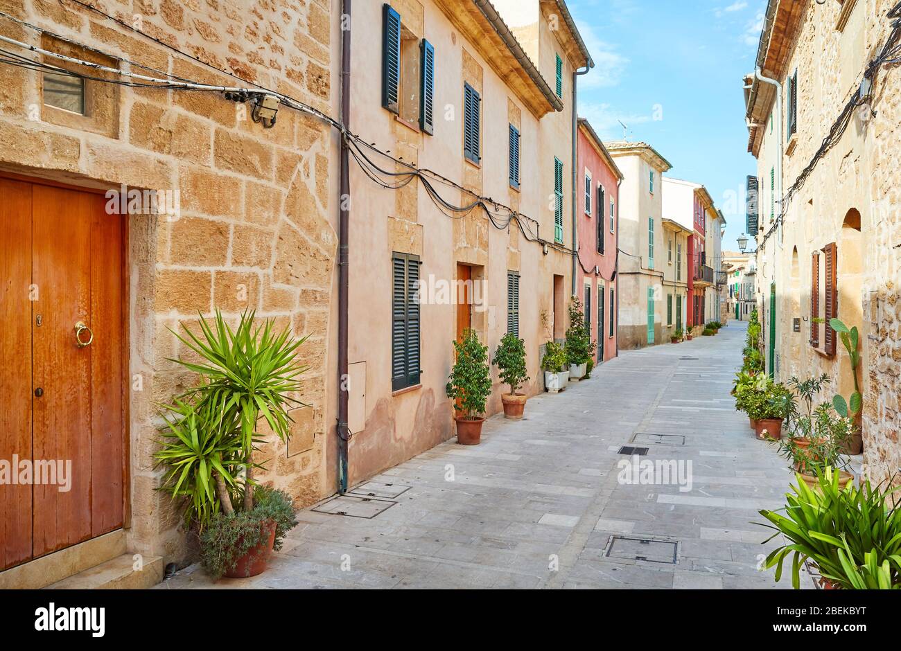 Rue étroite vide dans la vieille ville d'Alcudia, Majorque, Espagne. Banque D'Images