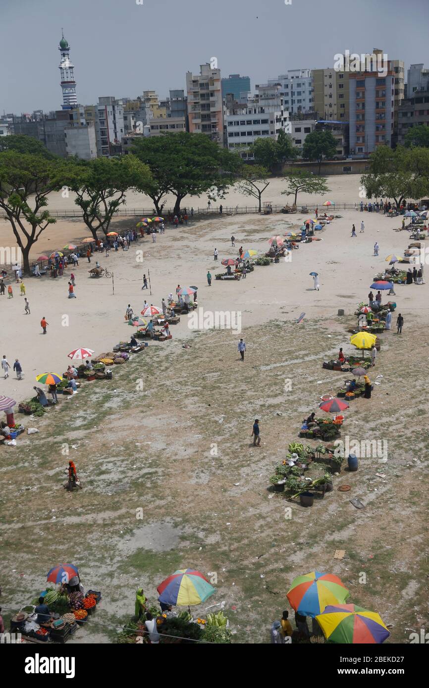 La nouvelle maison du marché de la cuisine de la capitale, la Grandaria Dhupkhola, se trouve sur le terrain de jeux adjacent. Les magasins sont espacés pour s'assurer qu'il y a suffisamment de place pour les clients Banque D'Images