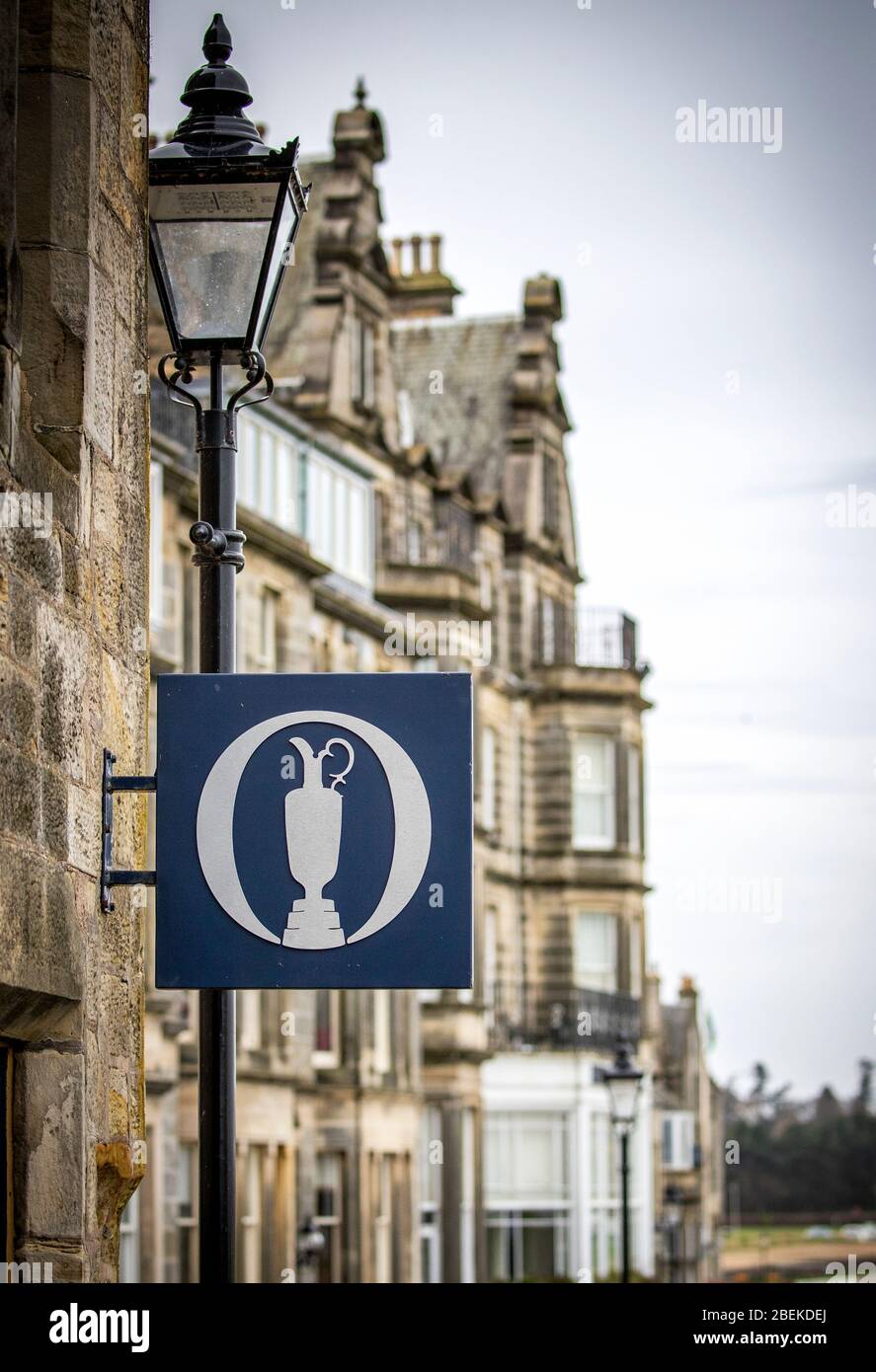 Un panneau montrant le logo Open Championship sur les liens le long du Old course à St Andrews en Écosse.Connu comme la résidence du golf, le parcours de golf le plus ancien et le plus emblématique du monde accueillera la 150e Open en 2022 après cette année, qui sera reportée à l'année prochaine à Royal St George's, dans le Kent. Banque D'Images