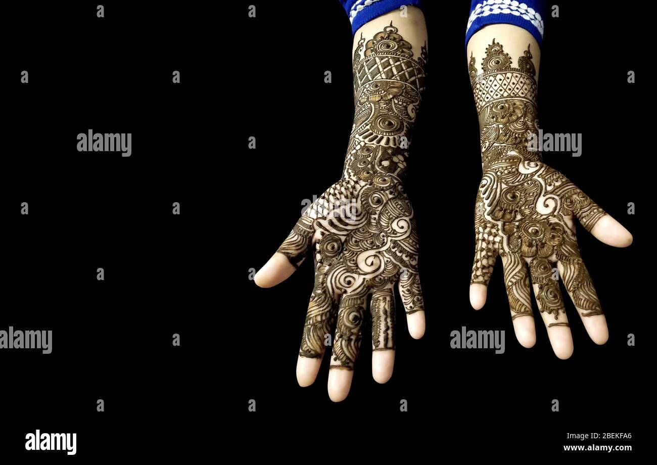Magnifique Mehendi Design sur les mains en arrière-plan noir avec espace de copie pour le texte Banque D'Images