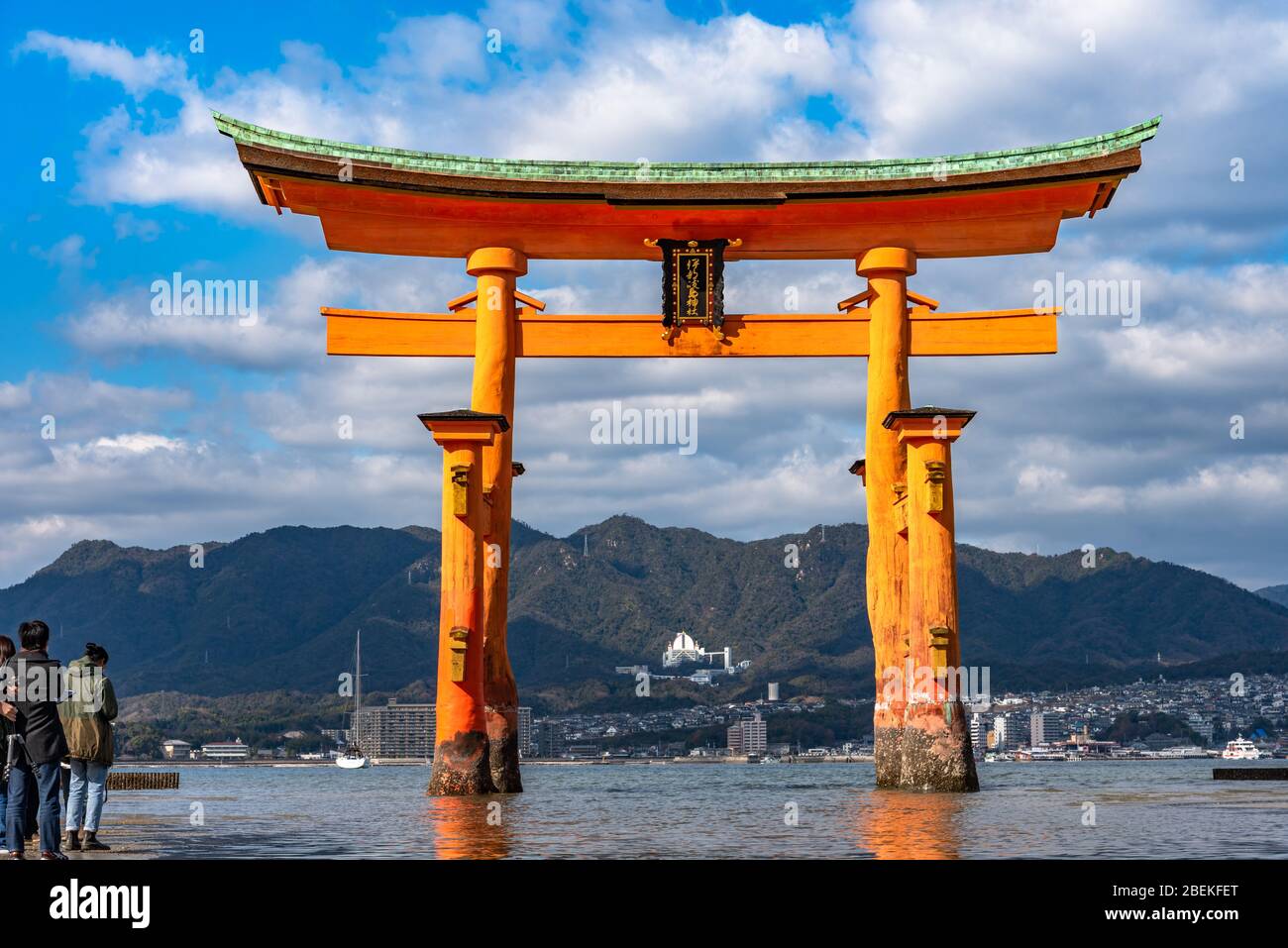 La porte d'entrée flottante du géant rouge Grand O-Torii se trouve sur la plage de la baie de l'île de Miyajima, à marée basse, le jour ensoleillé. Nouvelle année Hatsumode dans le sanctuaire d'Itsukushima Banque D'Images