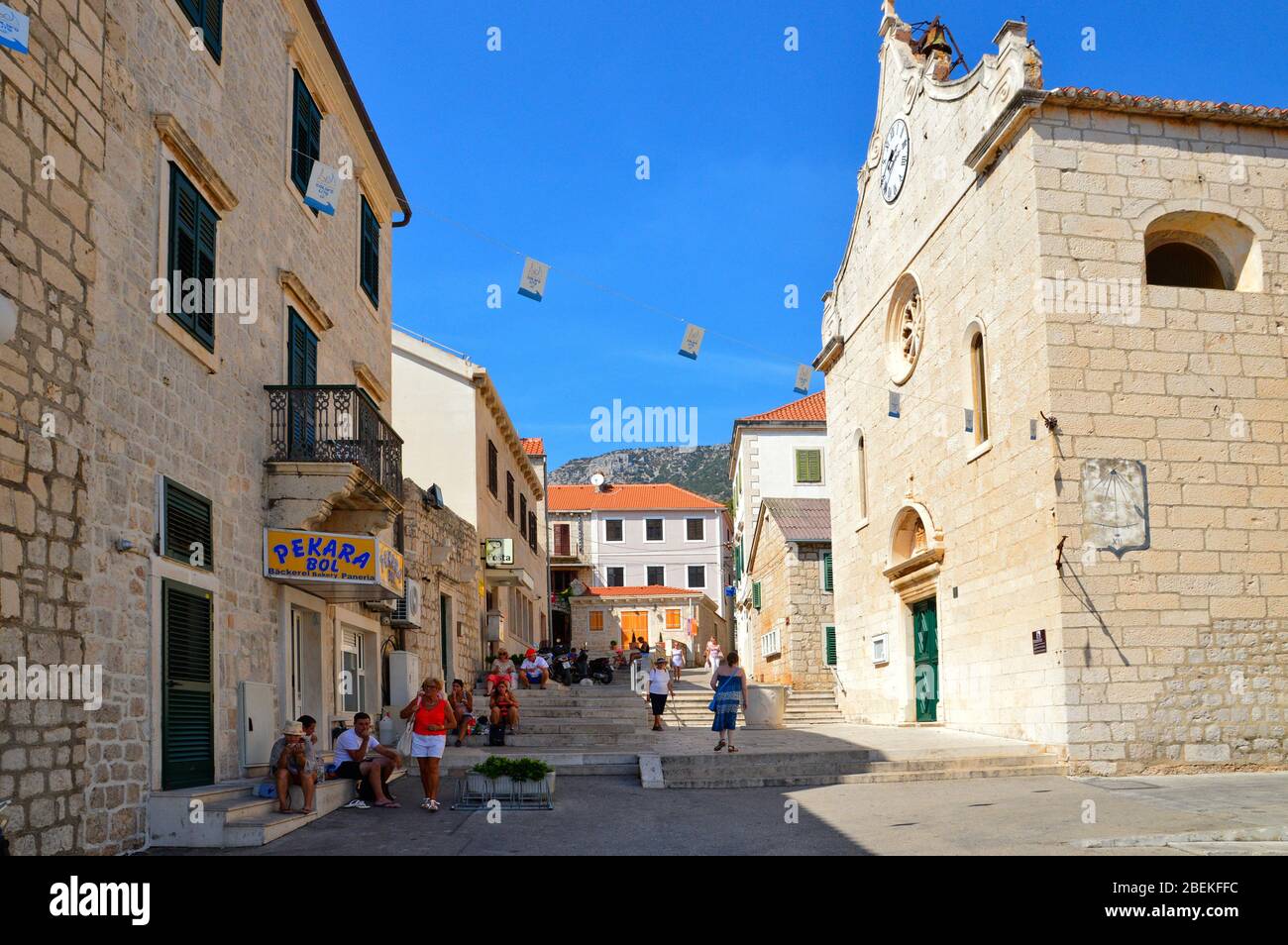 Vue panoramique sur bol, une ville de l'île de Brac, Croatie Banque D'Images