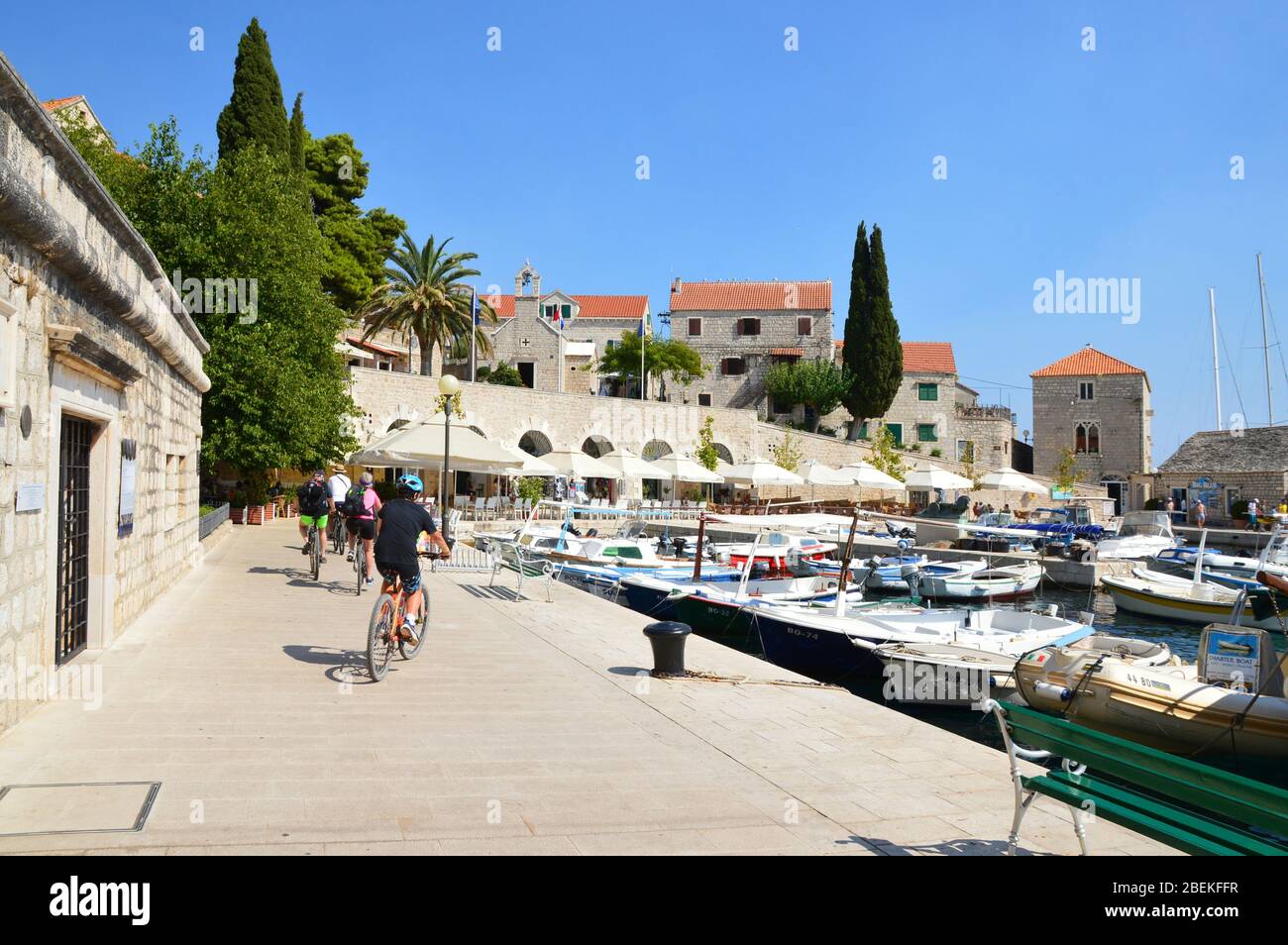 Vue panoramique sur bol, une ville de l'île de Brac, Croatie Banque D'Images
