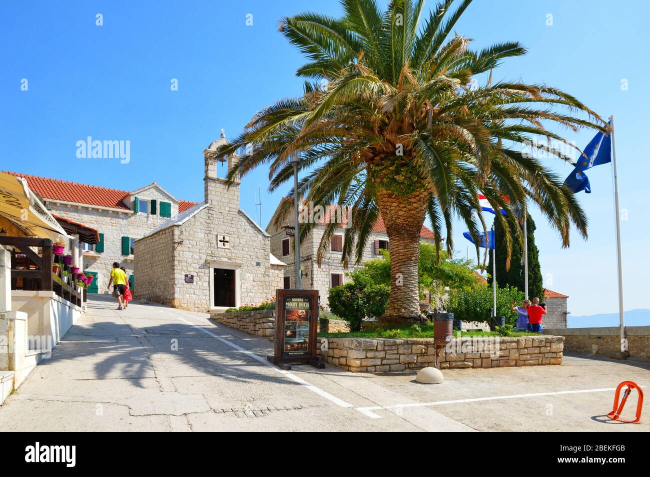 Vue panoramique sur bol, une ville de l'île de Brac, Croatie Banque D'Images