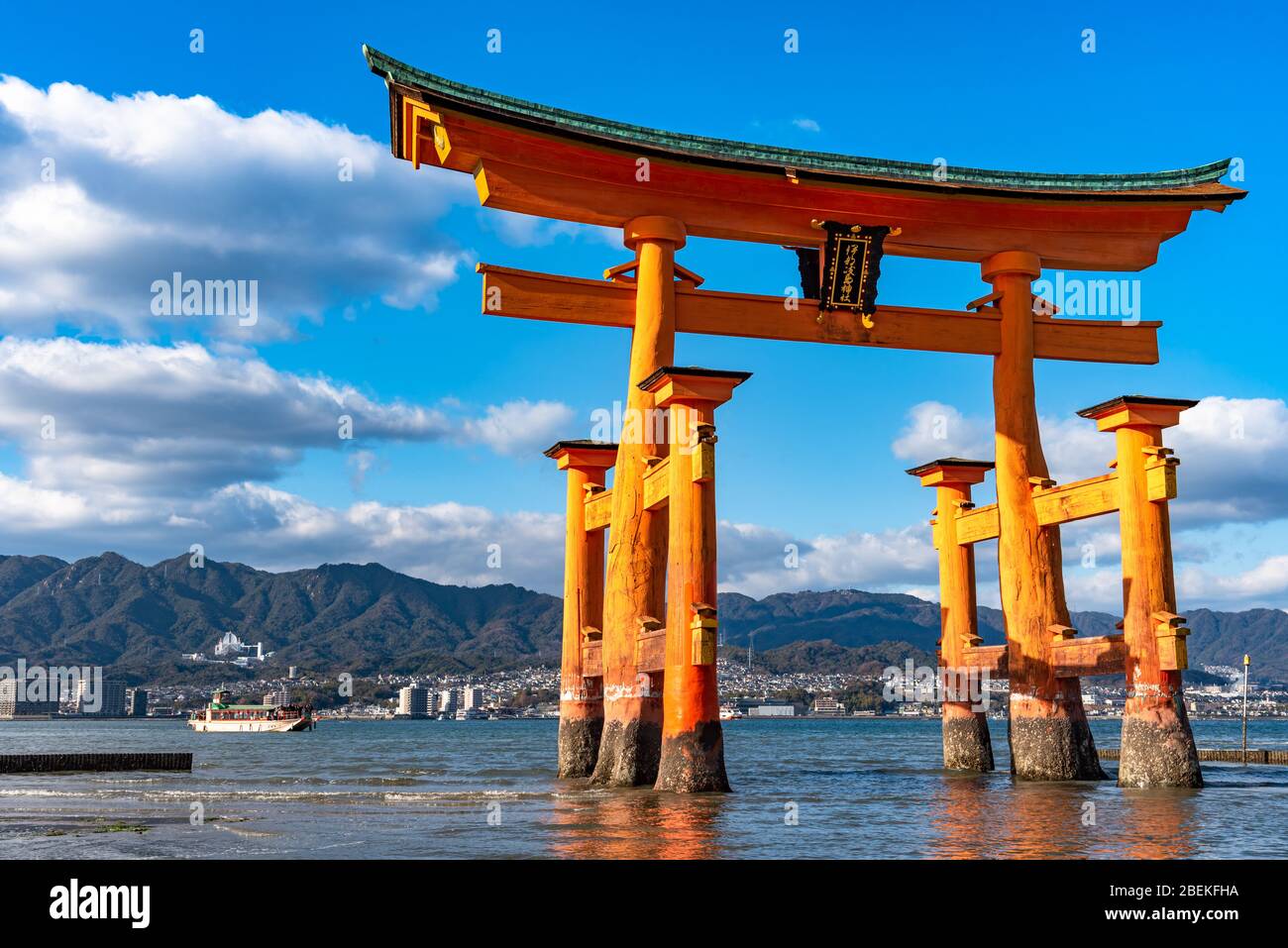 La porte d'entrée du géant orange flottant Grand O-Torii se trouve sur la plage de la baie de l'île de Miyajima, à marée basse, devant le sanctuaire d'Itsukushima, le jour ensoleillé. Hiroshima Banque D'Images