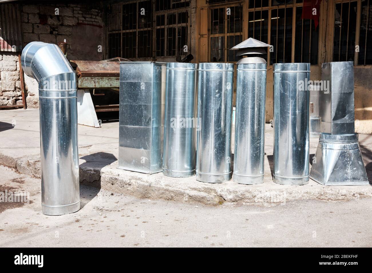 Pièces de capot de cheminée en aluminium démontées pour la ventilation dans la rue devant un magasin traditionnel Banque D'Images