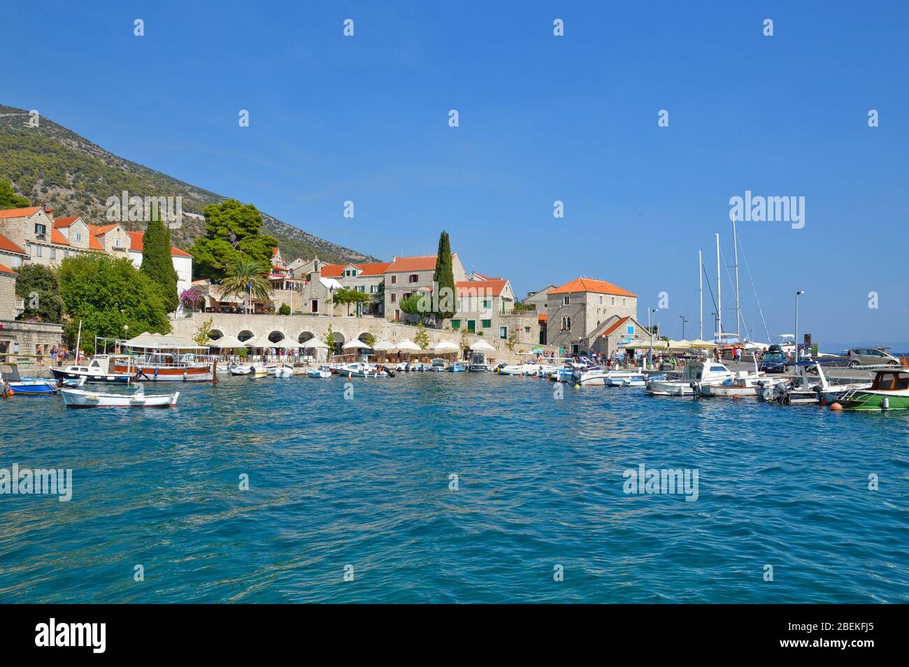 Vue panoramique sur bol, une ville de l'île de Brac, Croatie Banque D'Images