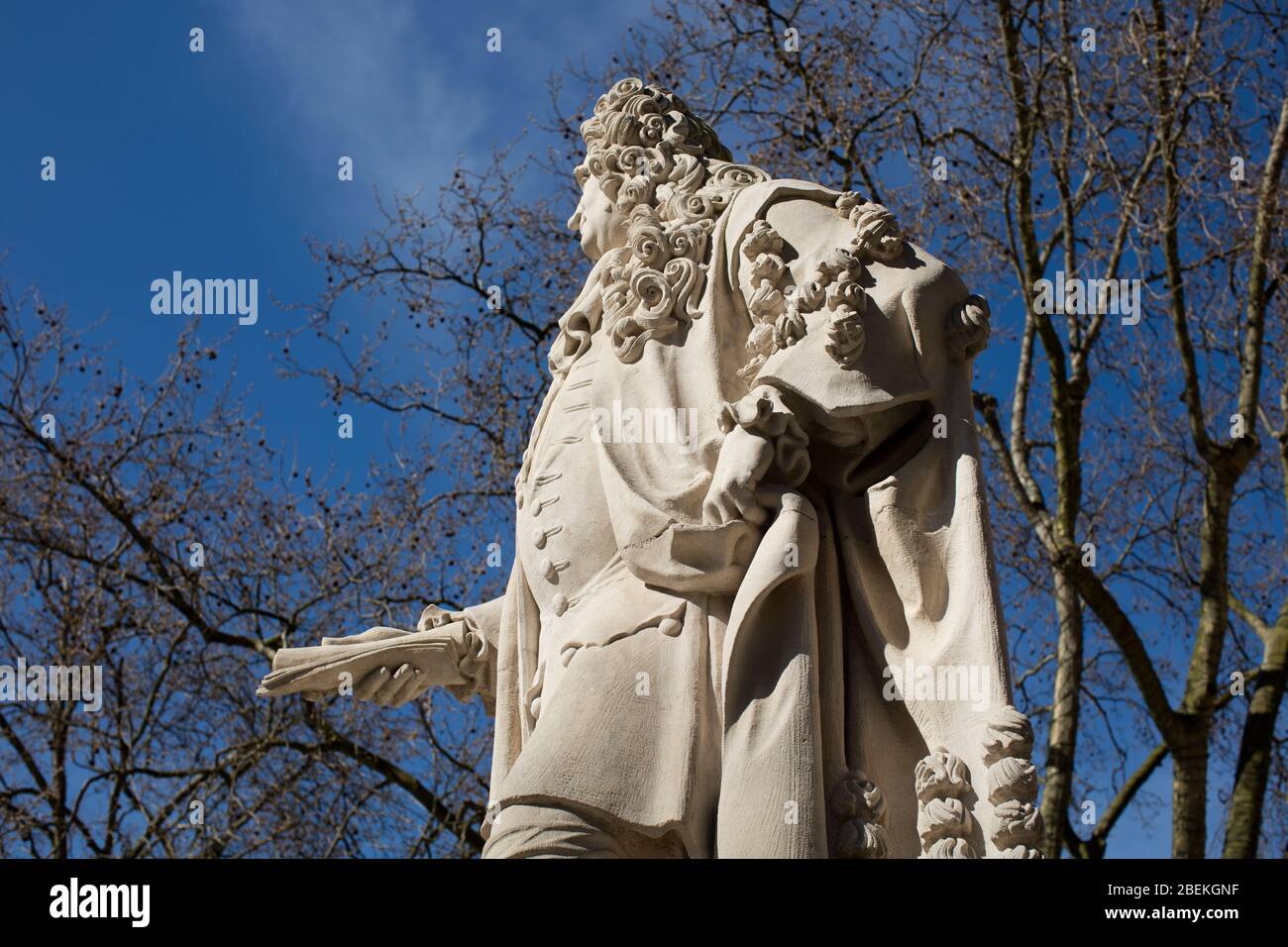Statue de Sir Hans Sloane, 1ère Baronet, PRS FRS sur la place du Duc de York, près de Sloane Square, Kensington, Londres, Royaume-Uni; sculptée par Simon Smith, 2005 Banque D'Images