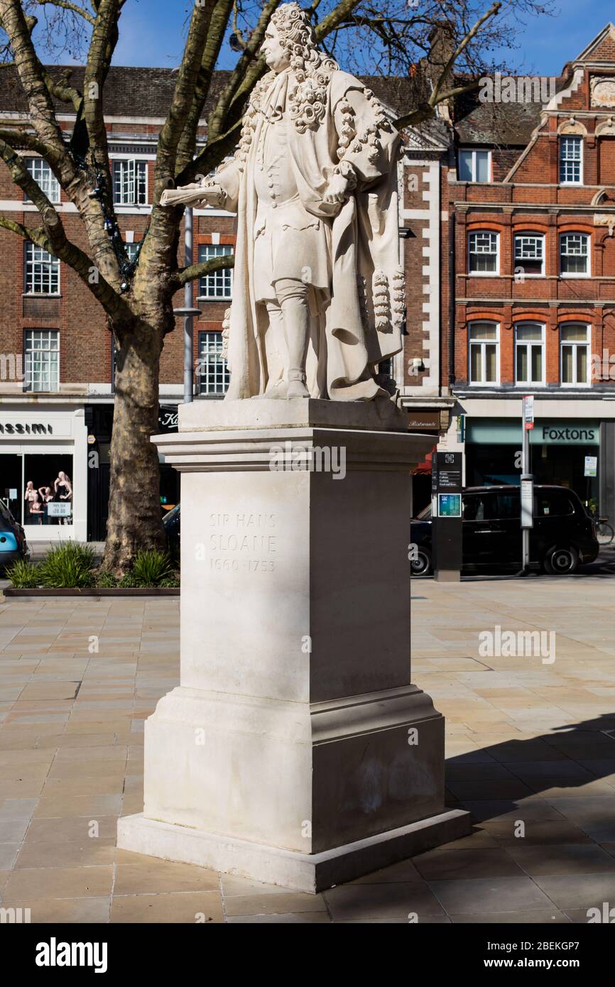 Statue de Sir Hans Sloane, 1ère Baronet, PRS FRS sur la place du Duc de York, près de Sloane Square, Kensington, Londres, Royaume-Uni; sculptée par Simon Smith, 2005 Banque D'Images