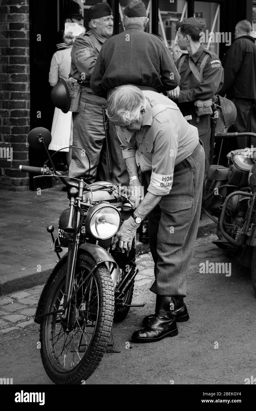 Gros plan noir et blanc de l'homme d'origine en uniforme vintage avec moto  d'époque, moto à l'occasion de l'été des années 1940, Black Country Museum,  Royaume-Uni Photo Stock - Alamy