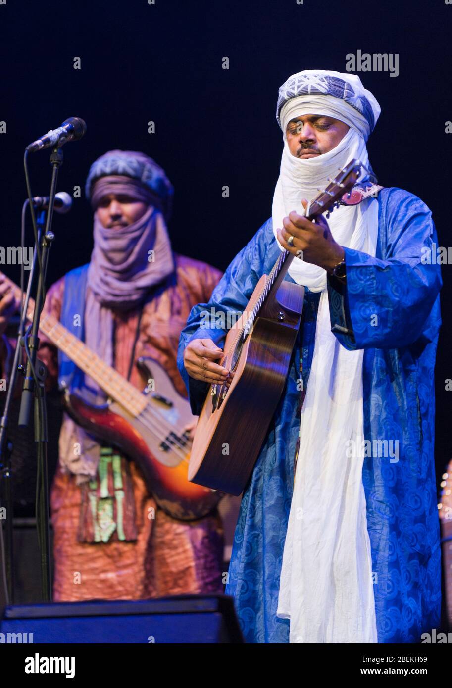 Tinariwen se spectacle aux Songlines Magazine World Music Awards, The Barbican, Londres 23 novembre 2012 Banque D'Images