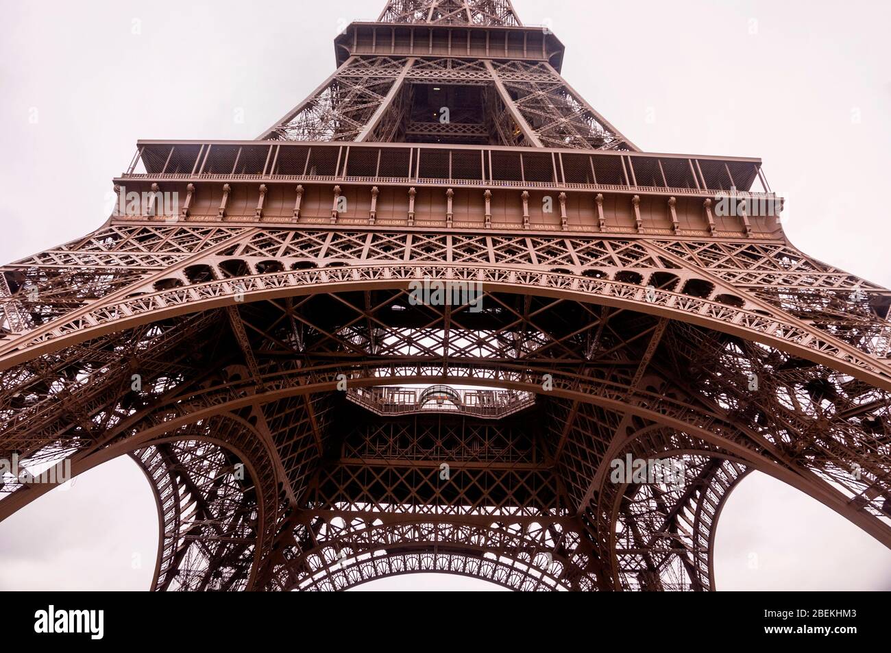 Gustav Eiffel a gravé les noms de 72 scientifiques, ingénieurs et mathématiciens français en l'honneur de leur contribution à la tour de Paris. Banque D'Images