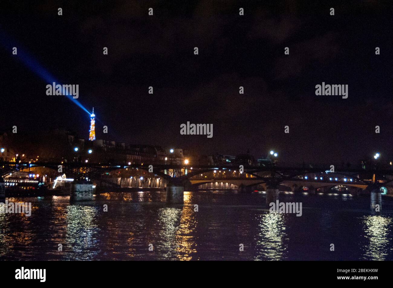 La Tour Eiffel et la Seine lors d'une nuit fraîche de novembre à Paris, France. Banque D'Images
