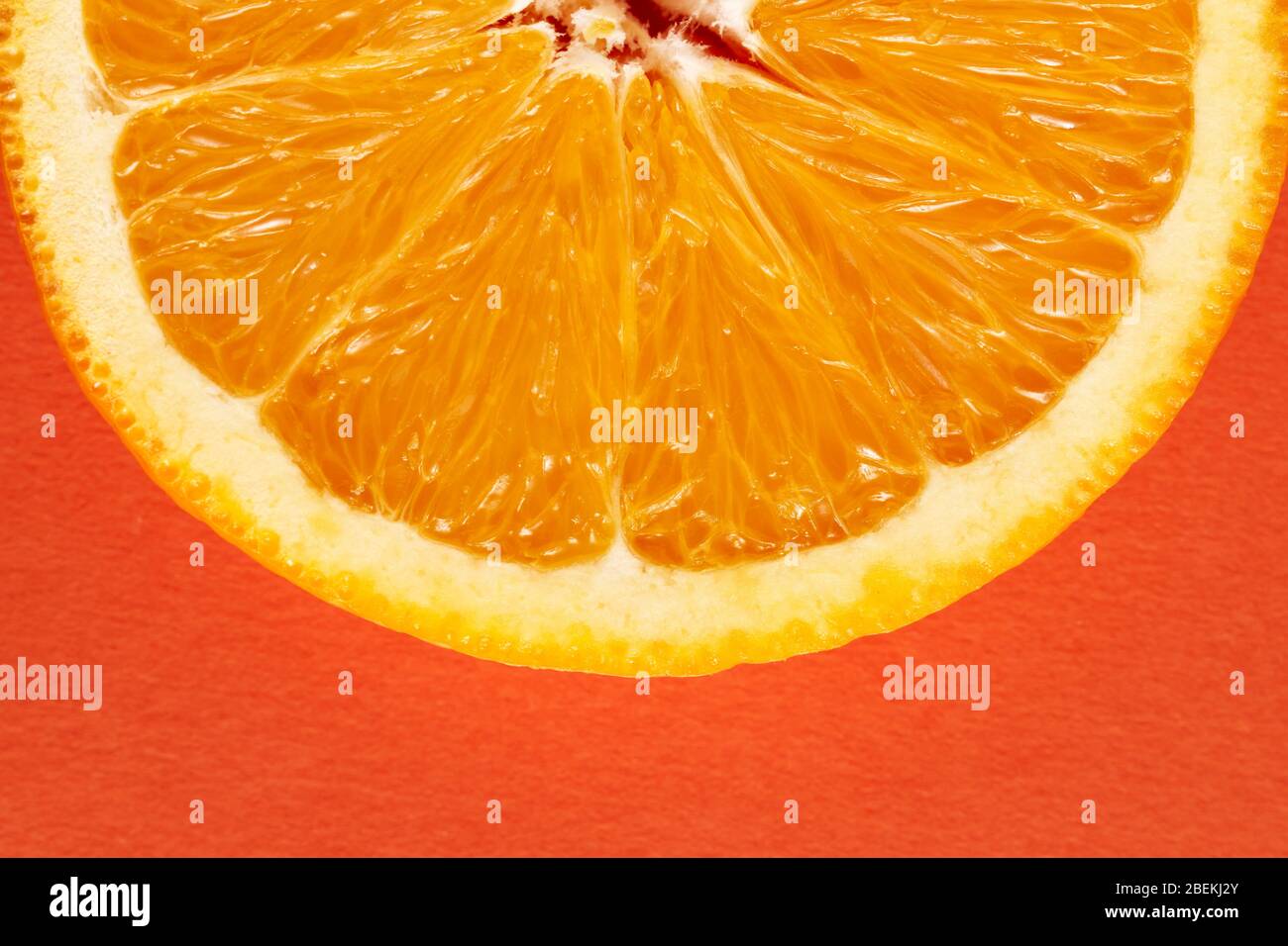 Coupe orange sur fond orange avec espace de copie. Vue de dessus. Banque D'Images