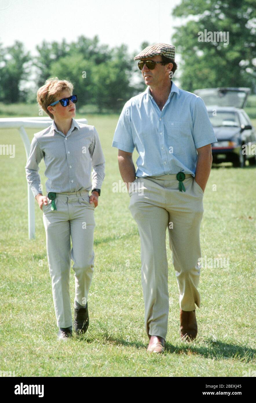 Peter Phillips Et Le Capitaine Mark Phillips Lors Des Épreuves Du Stoneaston Park Horse Trials, Angleterre, Mars 1989 Banque D'Images