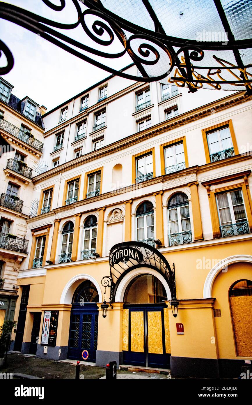 Paris, France. 12 avril 2020. L'hôtel Corona fermé pendant la pandémie de coronavirus.le Ministère de la Santé de France a enregistré au total 129,654 infections, 13,832 décès et 26,391 cas de maladie depuis le début de l'éclosion. Crédit: SOPA Images Limited/Alay Live News Banque D'Images