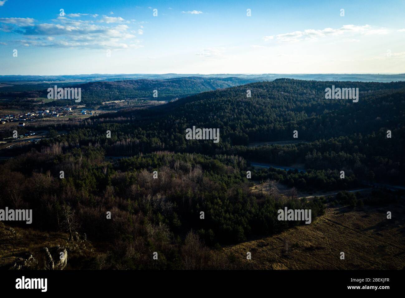 Vue en haut/ vue aérienne sur les roches calcaires sur Upland Cracovie - Czestochowa, Wyzyna Krakowsko - Czestochowska), lieu touristique populaire. Pendant le soleil Banque D'Images