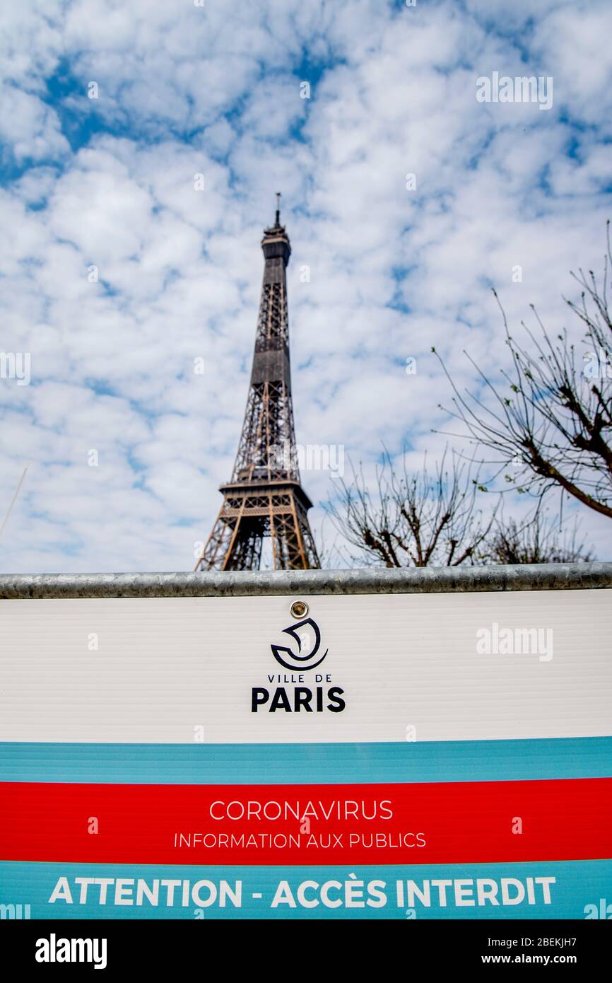 Paris, France. 12 avril 2020. Vue sur la Tour Eiffel pendant la pandémie de Coronavirus.le Ministère de la Santé de France a enregistré au total 129,654 infections, 13,832 décès et 26,391 cas de maladie depuis le début de l'épidémie. Crédit: SOPA Images Limited/Alay Live News Banque D'Images