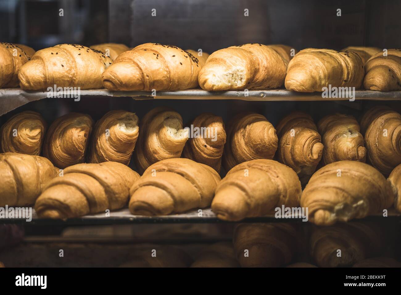 Beaucoup de croissants frais faits maison vendus dans une petite boulangerie en ville. Banque D'Images