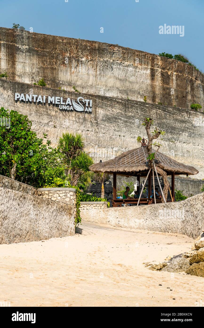 Vue verticale sur la plage de Melasti signe sur la falaise dans le sud de Bali, Indonésie. Banque D'Images