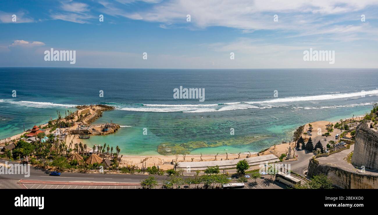 Vue panoramique horizontale sur la plage de Melasti dans le sud de Bali, Indonésie. Banque D'Images