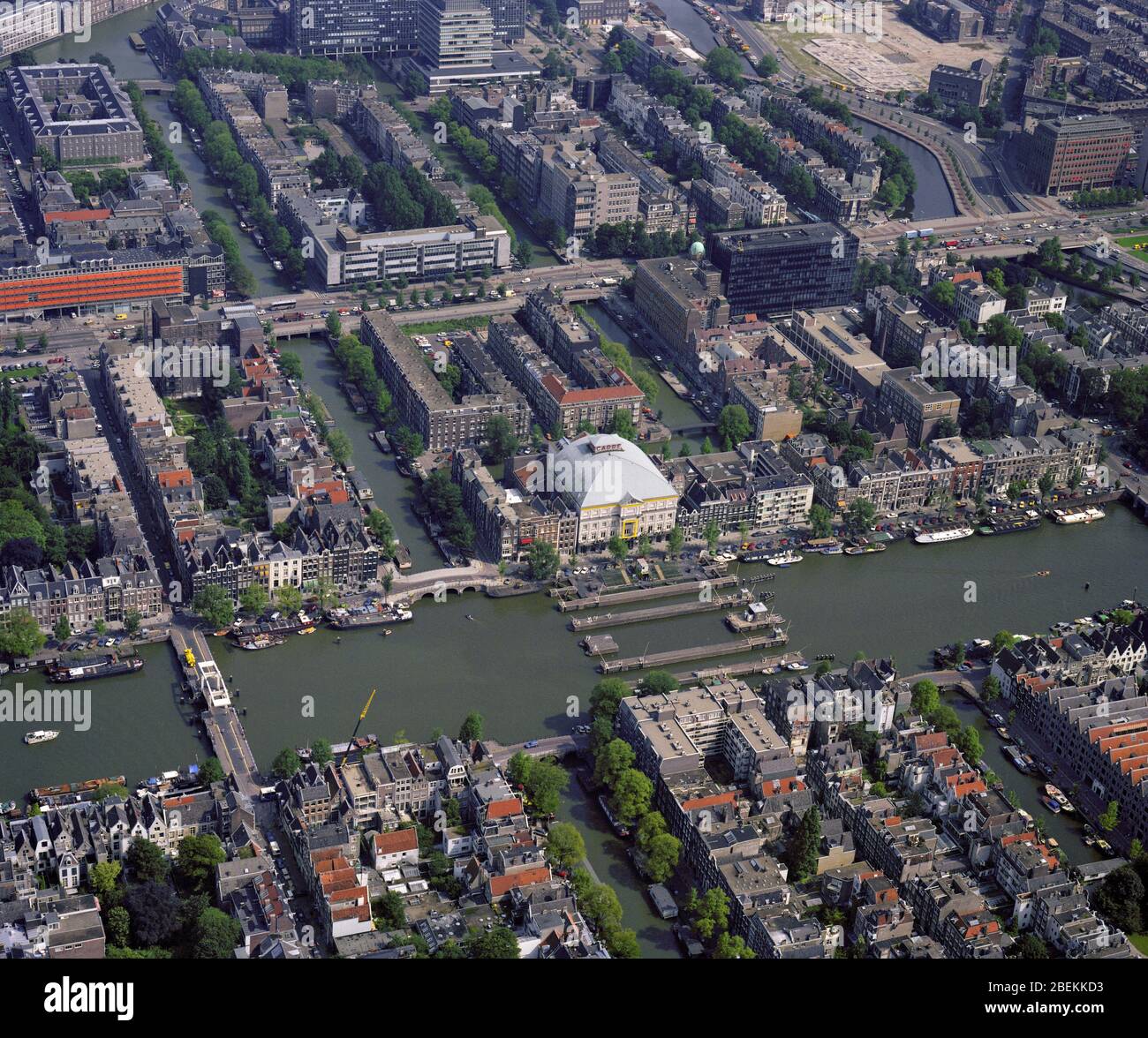 Amsterdam, Hollande, 24 août - 1987: Photo aérienne historique du théâtre Carre néo-Renaissance près de la rivière Amstel Banque D'Images