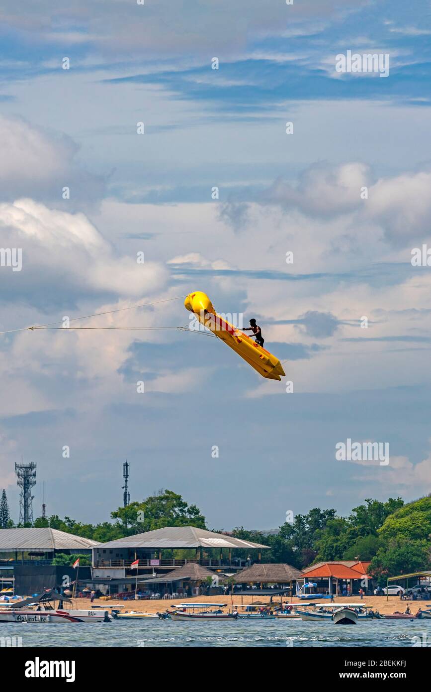 Vue verticale d'une promenade en poissons volante au décollage à Bali, Indonésie. Banque D'Images