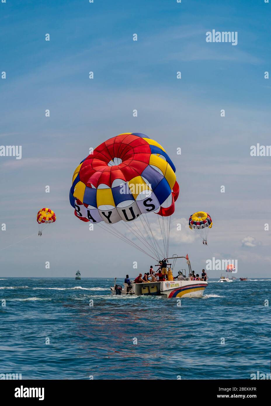 Vue verticale des personnes qui font du parachute ascensionnel depuis un hors-bord à Bali, en Indonésie. Banque D'Images