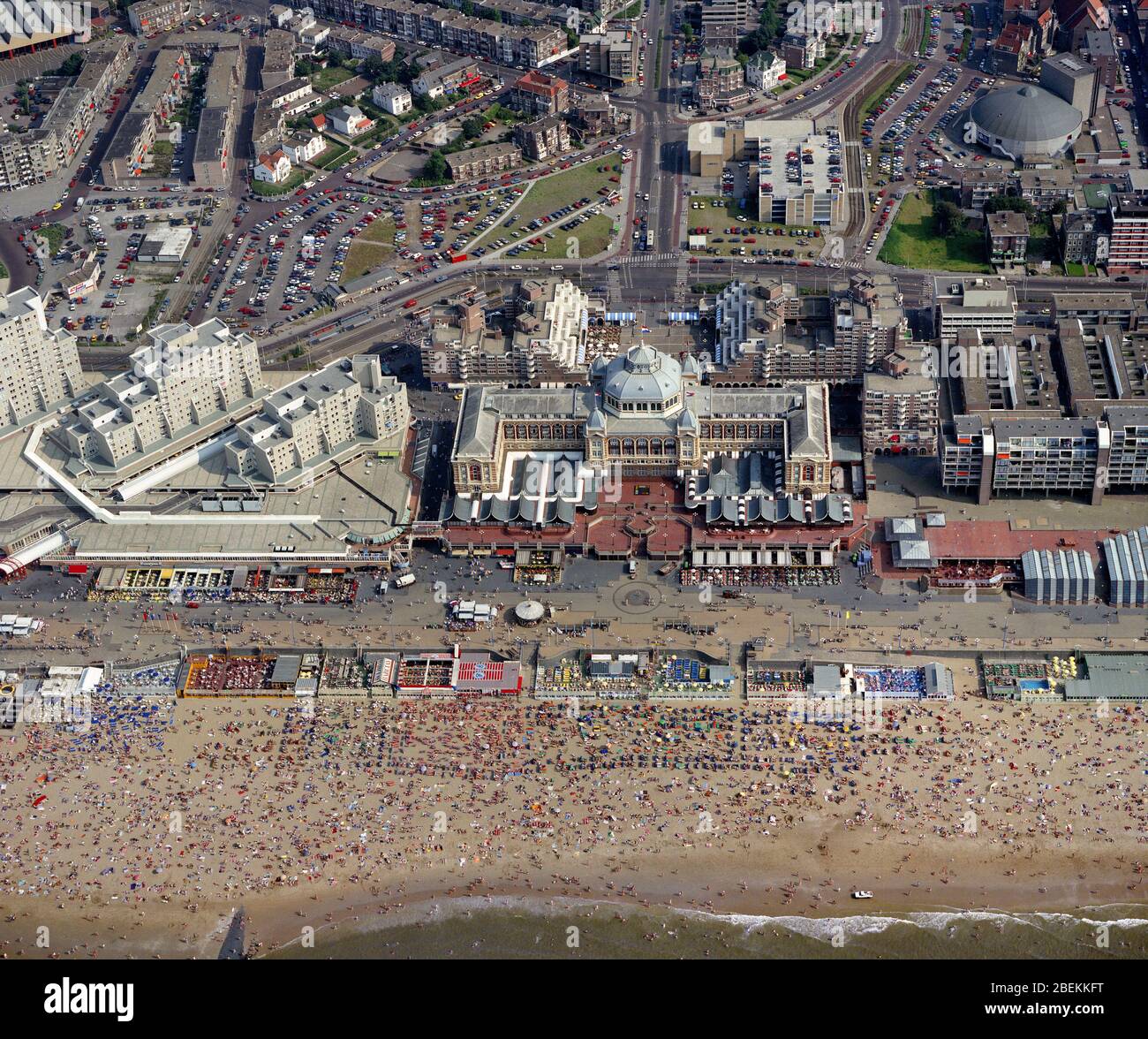 Scheveningen, la Haye, Hollande, du 08 au 1975 : photo aérienne historique de l'hôtel Kurhaus et de la plage bondée de Scheveningen Banque D'Images