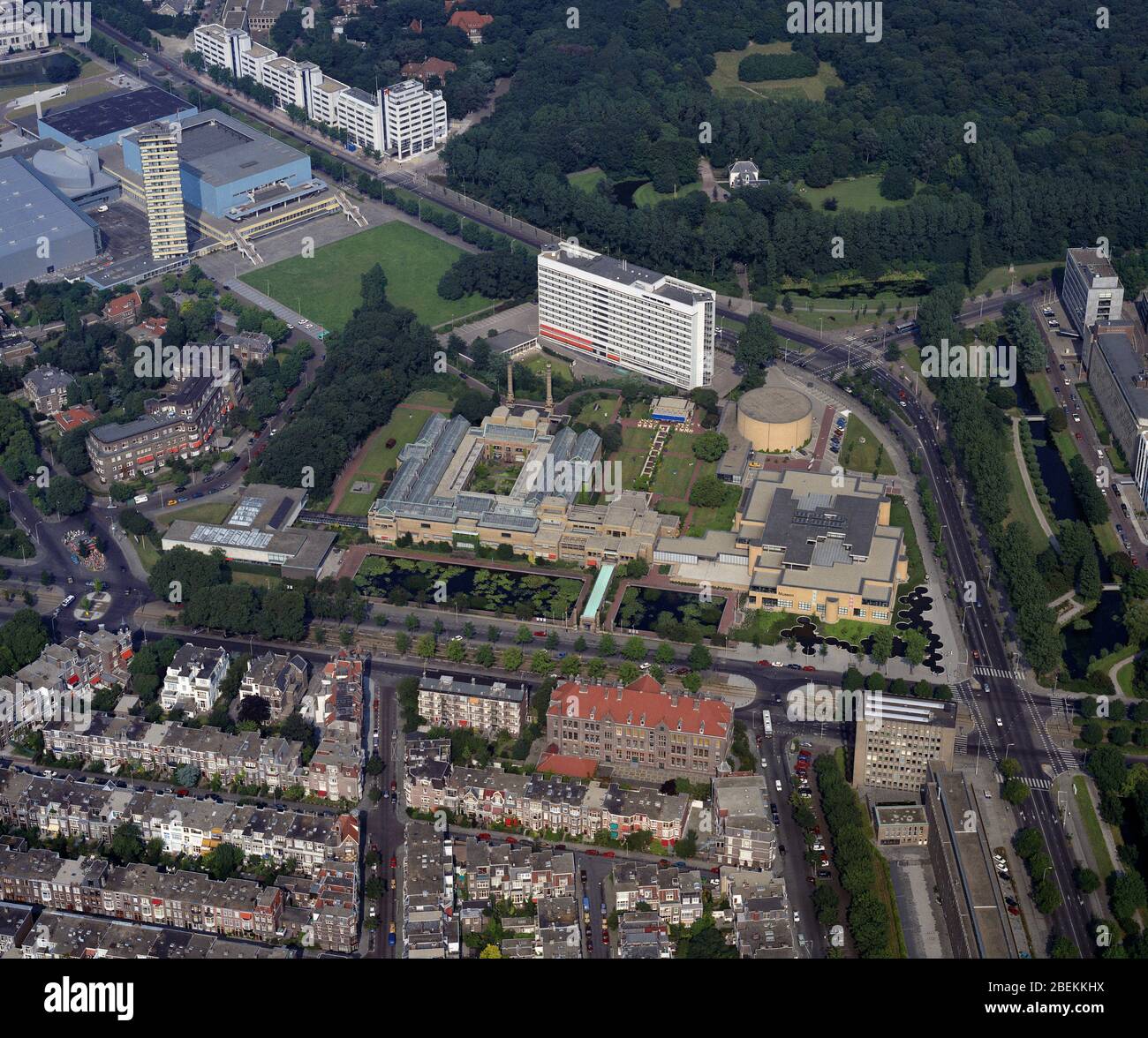 La Haye, Hollande, du 8 au 1988 : photo aérienne historique du Musée d'Art, du Kunstmuseum, du Museon et d'Omniversum au Stadhouderslaan dans la ville Banque D'Images