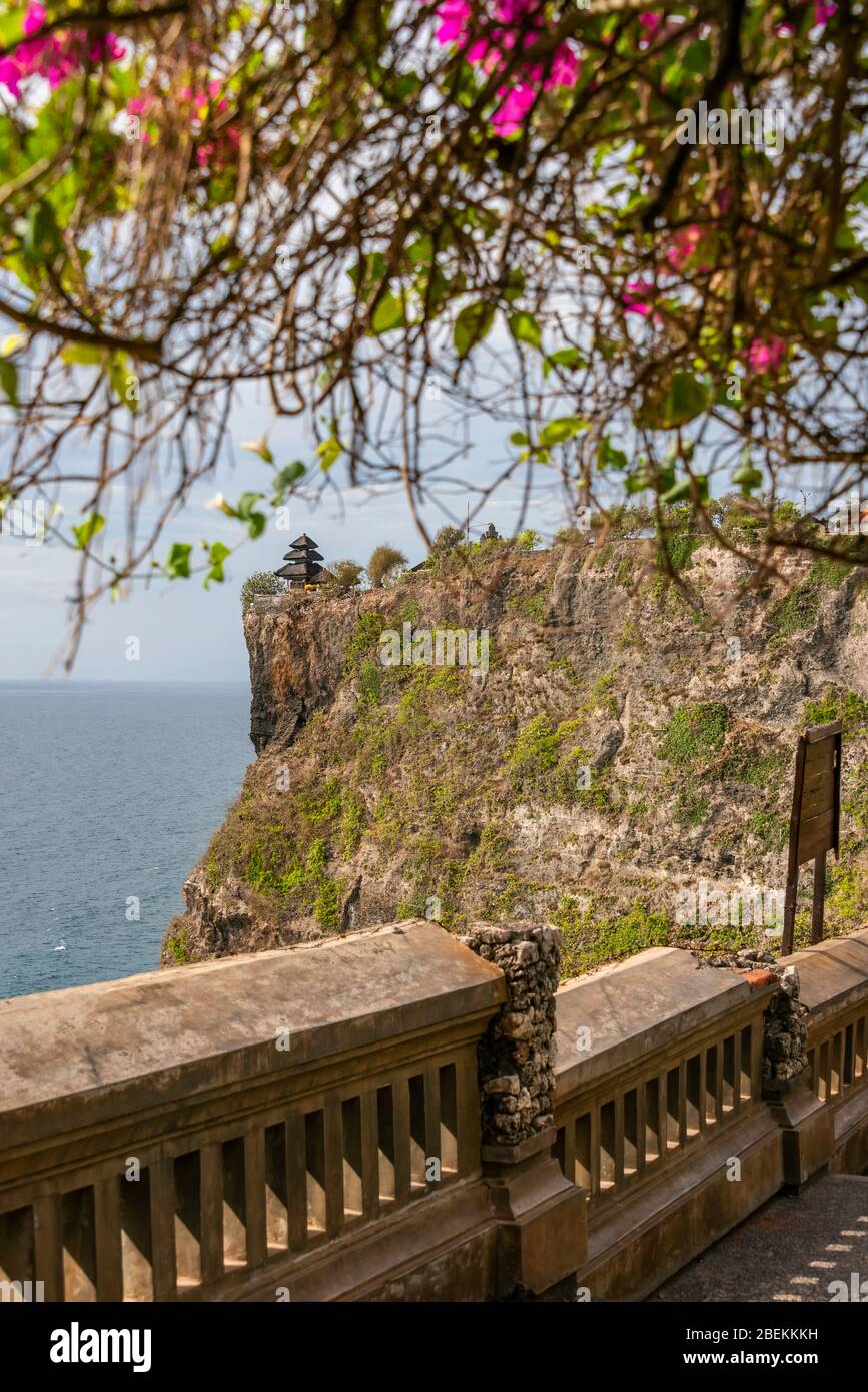 Vue verticale du temple d'Uluwatu à Bali, Indonésie. Banque D'Images