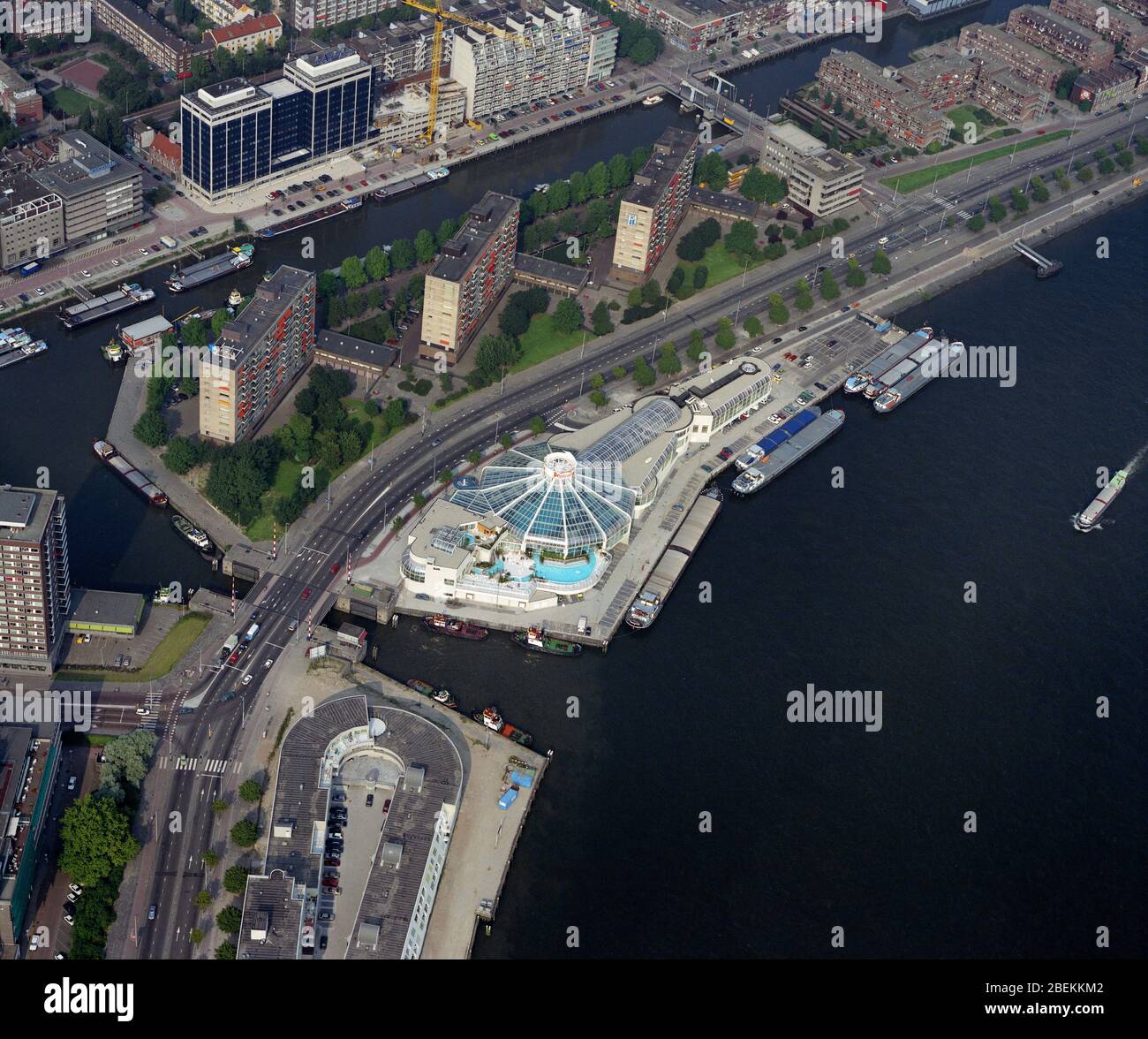 Rotterdam, Hollande, 8 août - 1988: Photo aérienne historique de la station tropicale Tropicana à l'Oosterkade près de la rivière Nieuwe Maas Banque D'Images