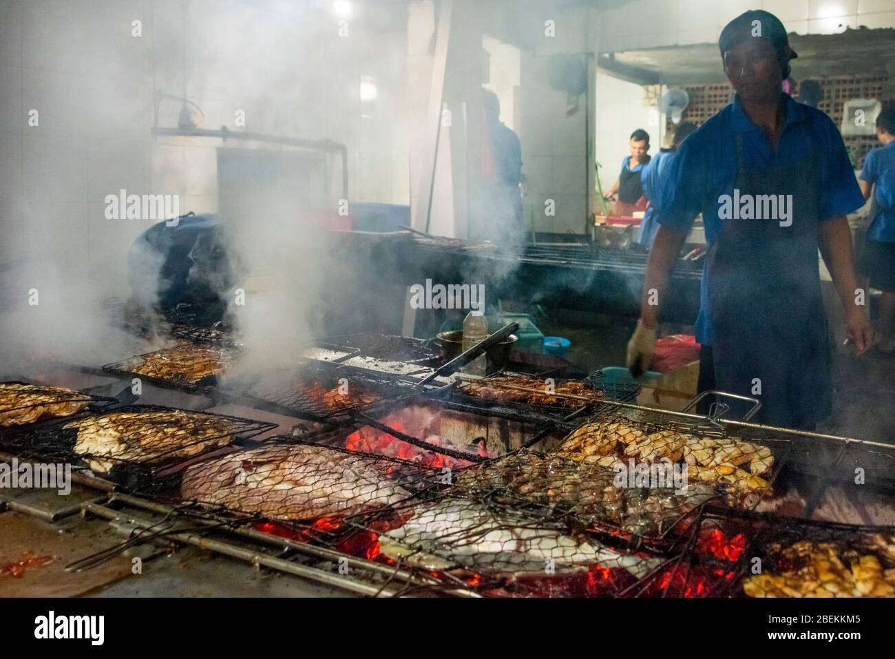 Vue horizontale d'un immense barbecue dans un restaurant de fruits de mer à Bali, Indonésie. Banque D'Images