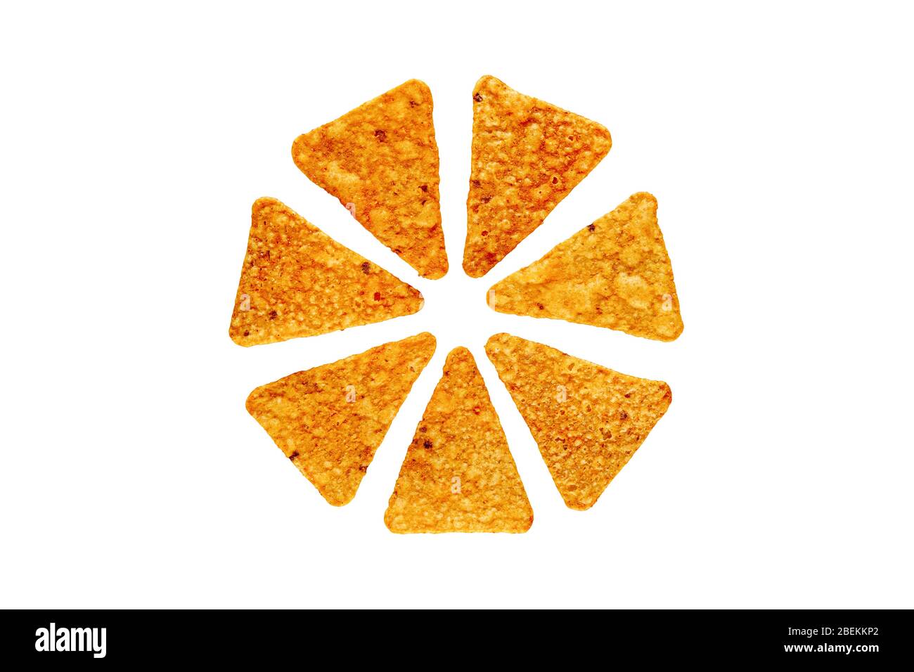 Copeaux Nachos ou nacho conçus en forme ronde sur fond blanc isolé. Concept de temps de collation. Banque D'Images