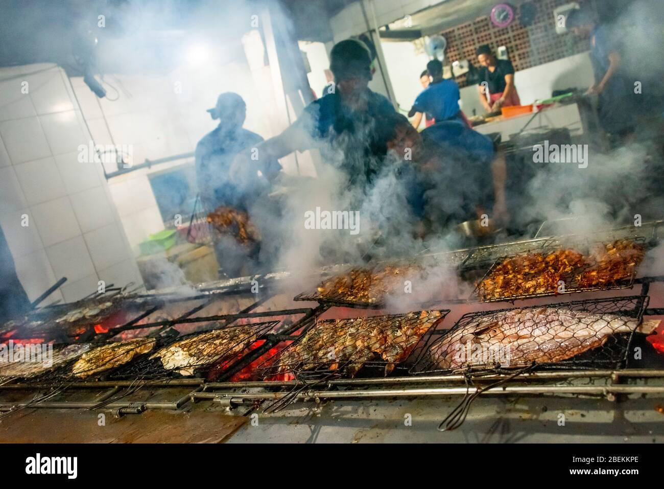 Vue horizontale d'un immense barbecue dans un restaurant de fruits de mer à Bali, Indonésie. Banque D'Images